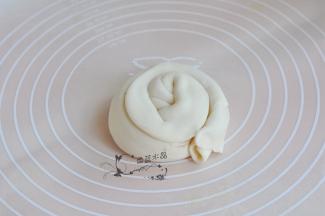 由下至上卷起，盘成圆饼状。