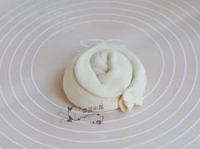 由下至上卷起，盘成圆饼状。