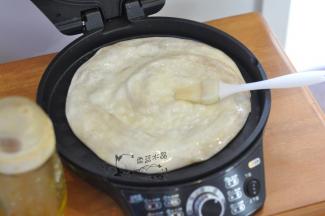 用上下火加热至面饼鼓起，表面刷一层油。