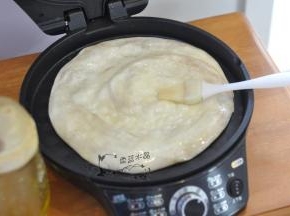 用上下火加热至面饼鼓起，表面刷一层油。