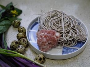 如图这款汤面用到了紫甘蓝面条，红苔菜，肉末，鹌鹑蛋。