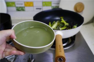 然后加入清水，因为要用来煮面，水量要比多一点哦。