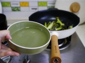 然后加入清水，因为要用来煮面，水量要比多一点哦。