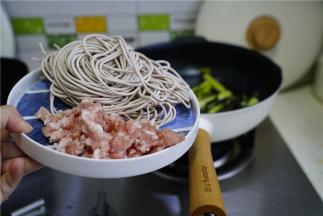 汤底开，将紫甘蓝面条先下锅煮几分钟，快要熟的时候再将肉末下锅，烫至熟就可以。这点鲜肉末是汤面的点睛之物，有了它的加入，汤面味儿会超香。朋友们不要错过。