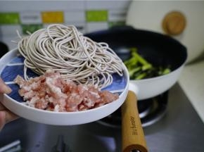 汤底开，将紫甘蓝面条先下锅煮几分钟，快要熟的时候再将肉末下锅，烫至熟就可以。这点鲜肉末是汤面的点睛之物，有了它的加入，汤面味儿会超香。朋友们不要错过。