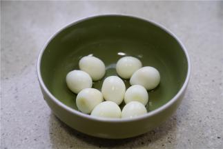 然后将鹌鹑蛋煮好剥好壳备用，起锅前加入就可以。