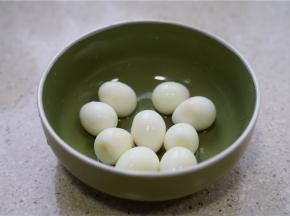 然后将鹌鹑蛋煮好剥好壳备用，起锅前加入就可以。