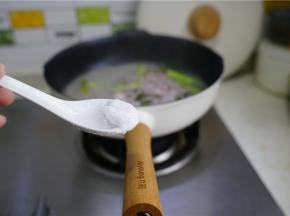 面条快要熟的时候加入细盐料酒鸡精调味提鲜，然后再将鹌鹑蛋下锅。