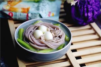 拌至食材均匀挂味就可以出锅摆好造型。这样子看着是不是也满招人喜欢的呢。感谢朋友们的围观，喜欢的可以试一下哦。