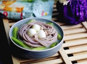 拌至食材均匀挂味就可以出锅摆好造型。这样子看着是不是也满招人喜欢的呢。感谢朋友们的围观，喜欢的可以试一下哦。