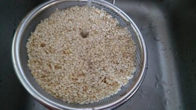 白芝麻放在滤网里，在流水下冲干净