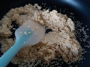 放锅里炒熟