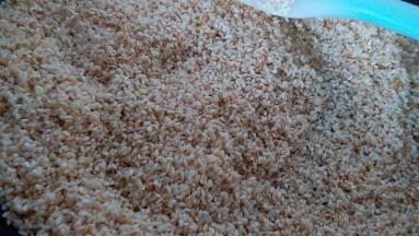 炒到芝麻微黄，发出香味即可