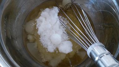 绵白糖放入玉米油油内