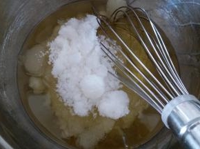 绵白糖放入玉米油油内