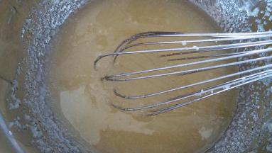 用手动打蛋器搅拌均匀