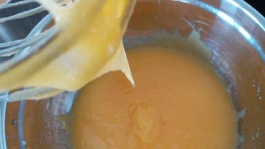 用手动打蛋器搅拌均匀，充分乳化，提起打蛋器呈飘带状