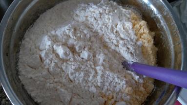 把玉米面 低粉过筛后加入乳化好的油里