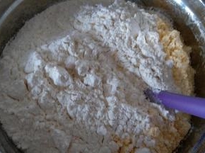 把玉米面 低粉过筛后加入乳化好的油里