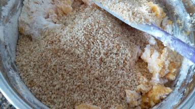 翻拌后加入炒熟的白芝麻