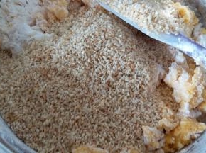 翻拌后加入炒熟的白芝麻