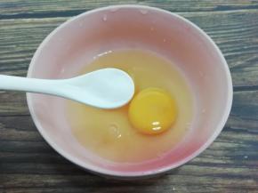 鸡蛋打入碗中加入少许的盐，搅拌均匀