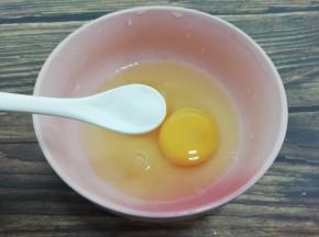 鸡蛋打入碗中加入少许的盐，搅拌均匀