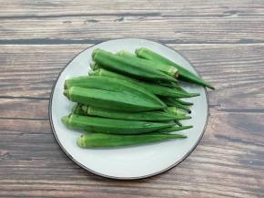 秋葵用水冲洗干净