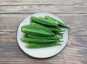 秋葵用水冲洗干净