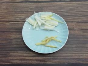葱和姜切成丝
