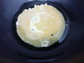 锅中加入适量的油烧到七成热时，把打散的鸡蛋倒入锅中煎熟