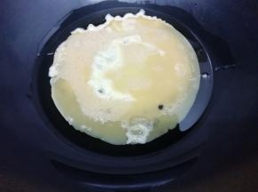 锅中加入适量的油烧到七成热时，把打散的鸡蛋倒入锅中煎熟