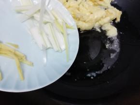 煎好的鸡蛋推在一边，然后放入姜和葱炒香