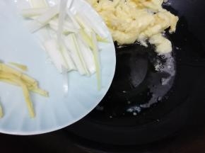 煎好的鸡蛋推在一边，然后放入姜和葱炒香