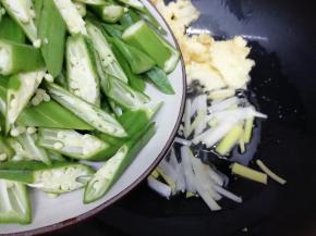 倒入秋葵翻炒片刻