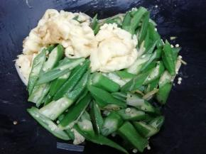然后把鸡蛋和秋葵放在一起炒均匀，即可关火出锅