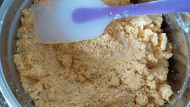 用刮刀拌均或者手抓均匀