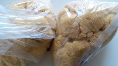 把面团均匀的分成两份，分别装进保鲜袋