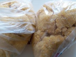 把面团均匀的分成两份，分别装进保鲜袋