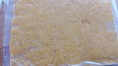 用擀面杖和菜刀整形，整平整，厚约1厘米