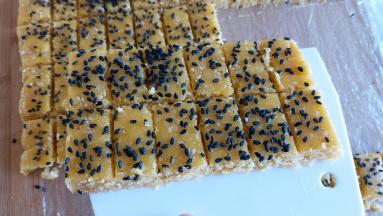 用菜刀切成长3厘米 宽2厘米的块状