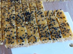 用菜刀切成长3厘米 宽2厘米的块状