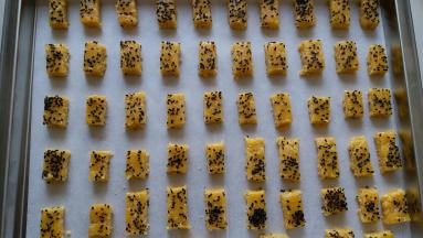 用刮板移动，小心的放入烤盘。烤盘内记得垫油纸，不沾烤盘就省了油纸