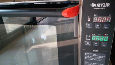 整齐的码入烤盘内，留有间距