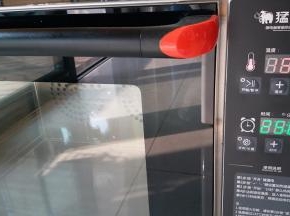 整齐的码入烤盘内，留有间距