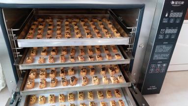 送入烤箱进行烘烤，我的烤箱一起烤四盘