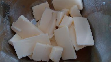 黄油放在温暖处软化好