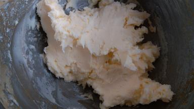 软化好的黄油能用手指轻轻的按出手印