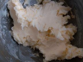 软化好的黄油能用手指轻轻的按出手印