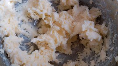 加入三分之一的糖粉，用电动打蛋器进行打发，一定要打到黄油和糖粉充分融合 ,打到没有干粉为止哦